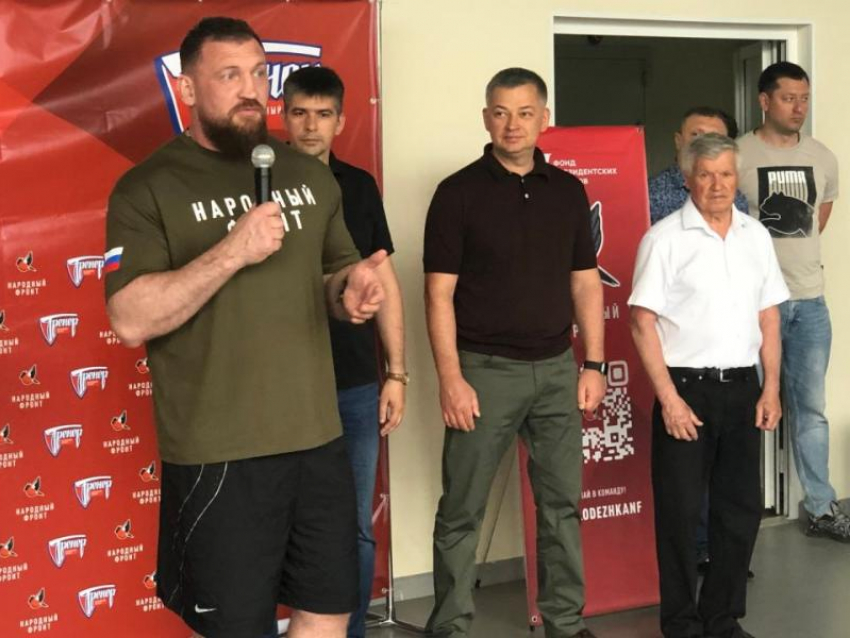 Звезда российского бокса Дмитрий Кудряшов поделился опытом с молодыми спортсменами ЛНР