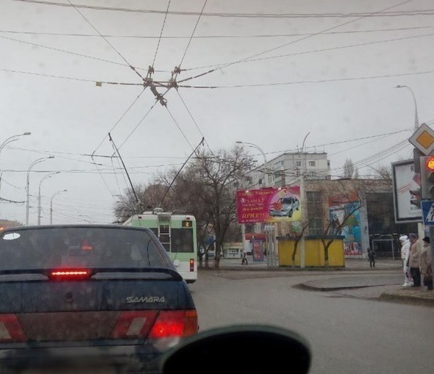 В Волгодонске троллейбус попытался «раздвоиться»