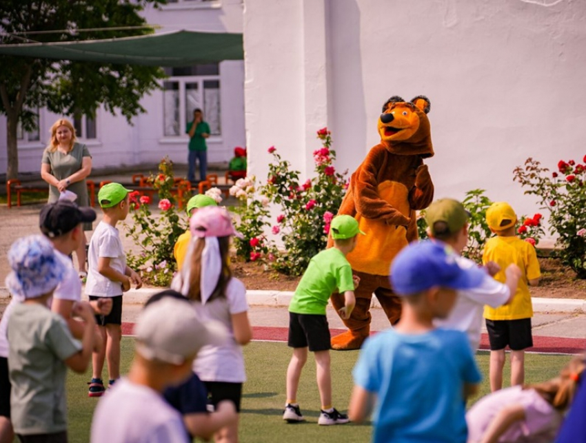 В детском саду «Рябинушка» появились новые игровые площадки и сцена