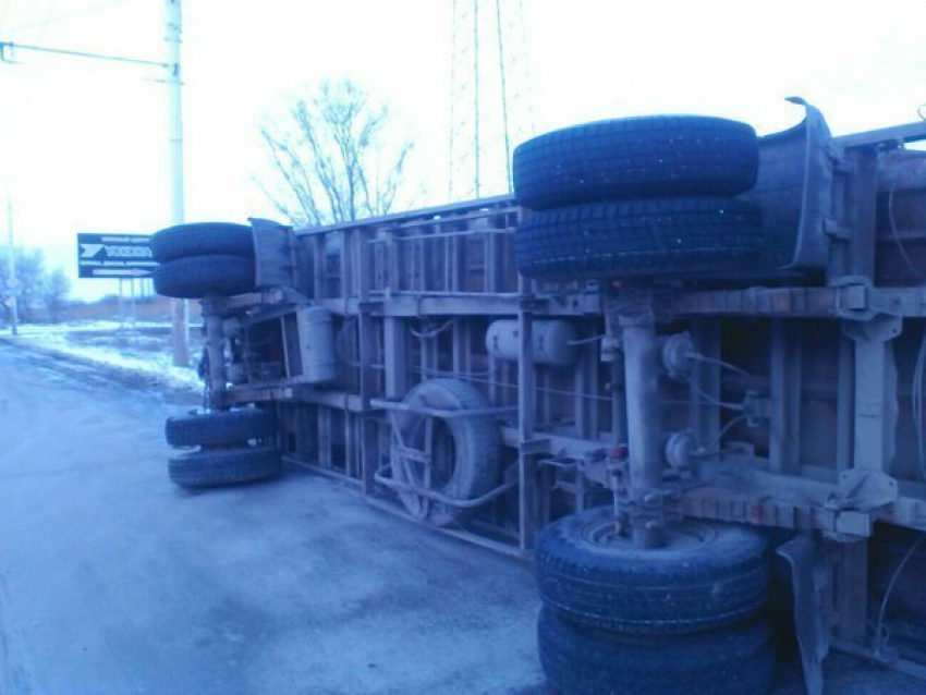 В Волгодонске водитель КАМАЗа слетел с дороги на Жуковском шоссе и перевернулся