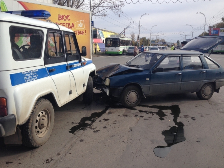В Волгодонске полицейский «УАЗ» столкнулся с «Москвичем»