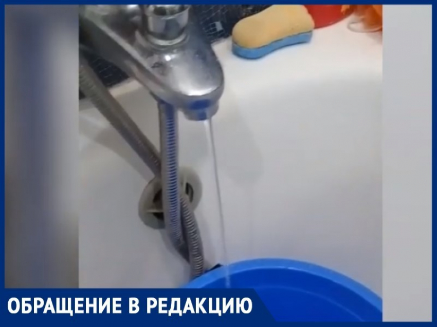 Тонкая струя холодной воды течет из кранов МКД Волгодонска на верхних этажах