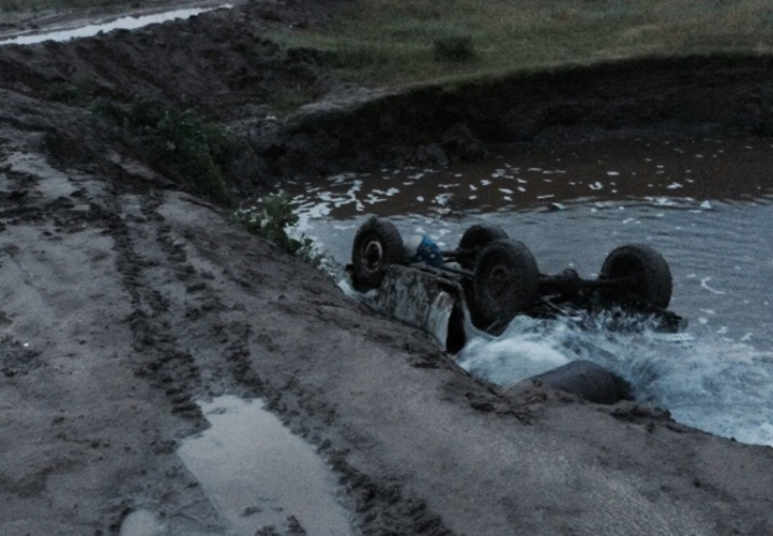 В Цимлянском районе водитель УАЗа утонул в реке, будучи зажатым в салоне своего автомобиля