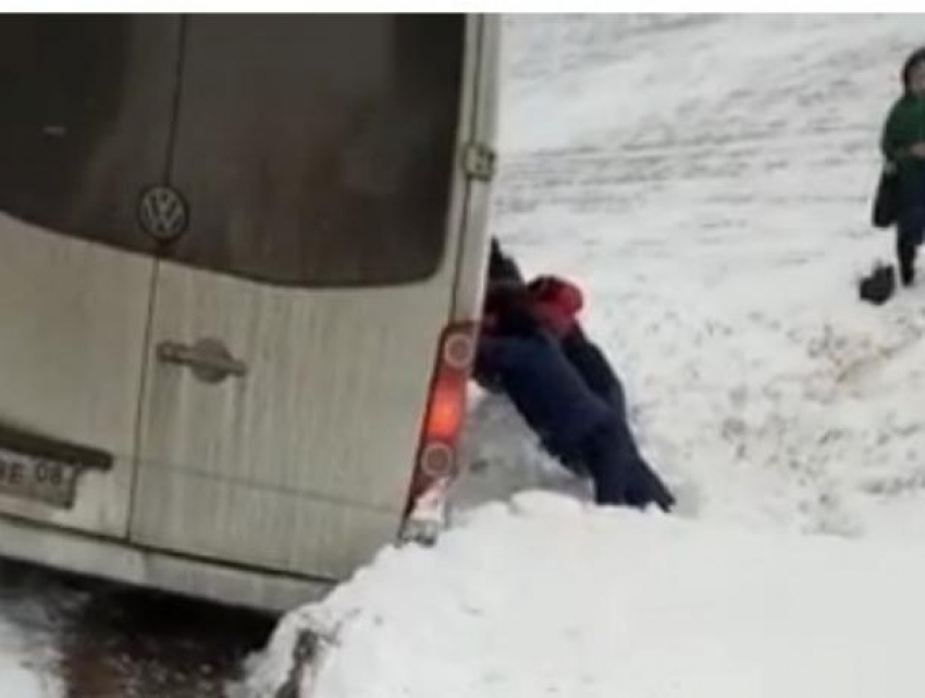 Пассажиры вытолкали слетевшую с трассы Волгодонск-Элиста маршрутку