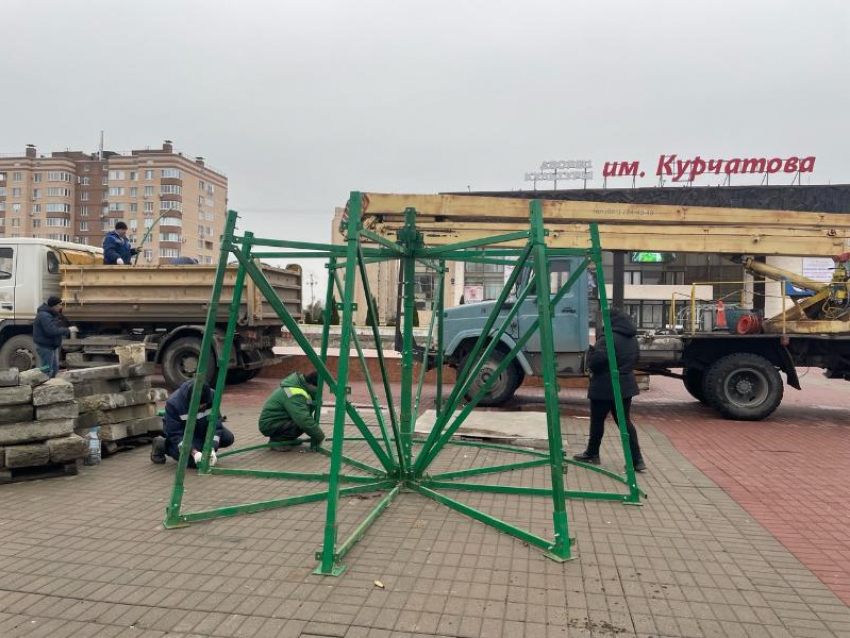 Волгодонск приступил к монтажу главной городской елки в новой части города