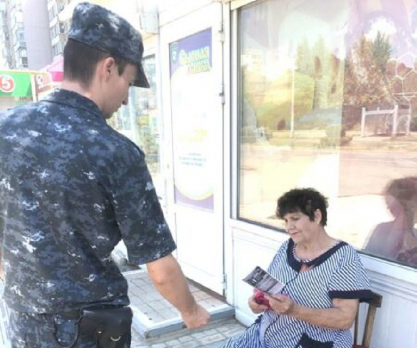 Полицейские вышли на улицы Волгодонска и рассказали о хитрых мошенниках