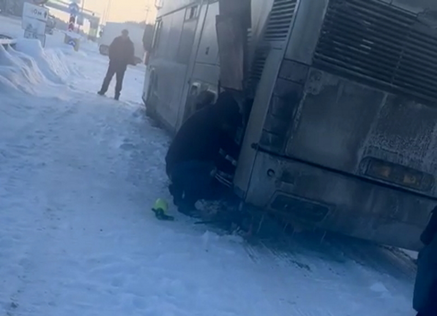 80 пассажиров автобуса Москва-Волгодонск застряли из-за поломки на трассе М-4 в Воронежской области