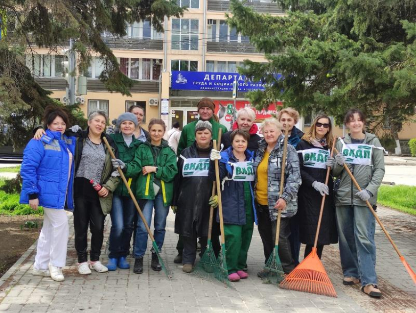 Сотрудники ВКДП помогли в уборке Волгодонска в рамках «Месячника чистоты»