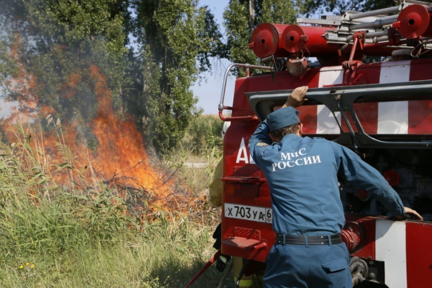 В Волгодонске пожар едва не охватил очистные сооружения