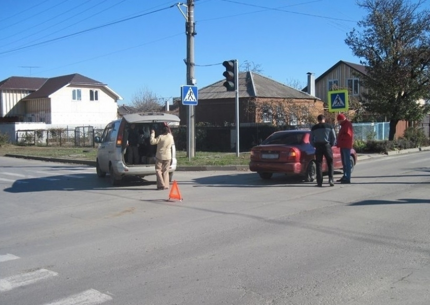 В Волгодонске в результате ДТП «Тойота» смяла бок «Хёндаю»