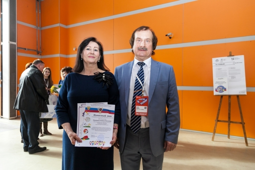 Директора СЮТ Волгодонска Людмилу Рязанкину наградили за преданность дополнительному образованию детей России