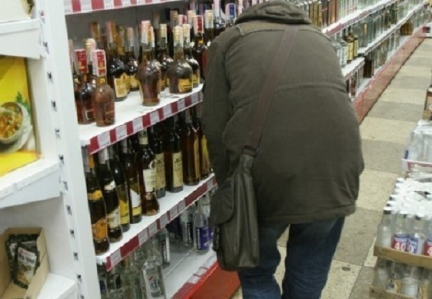 В Волгодонске невменяемый воришка пытался украсть водку из гипермаркета