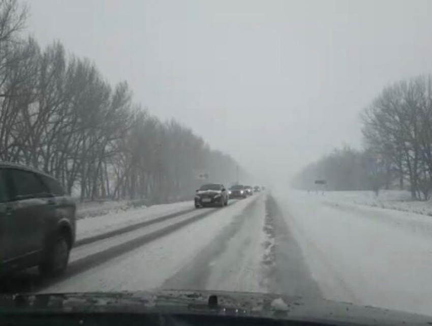 Множество автомобилей оказались в снежном плену на трассе Ростов-Волгодонск