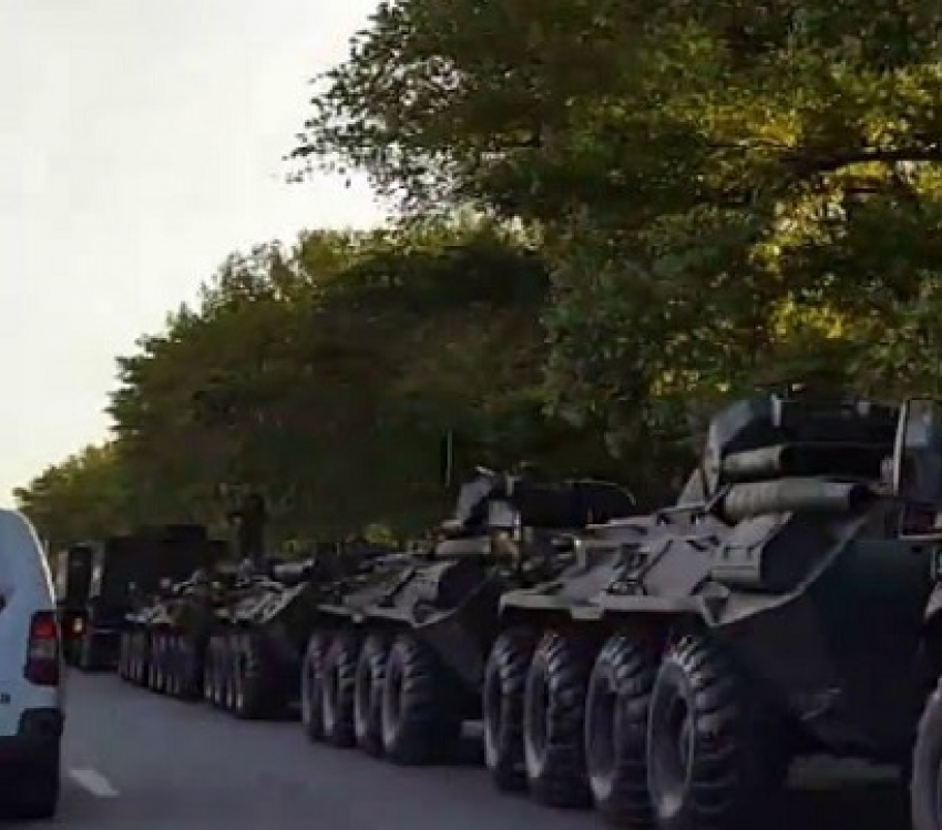 Под Волгодонском проехала колонна военной техники 