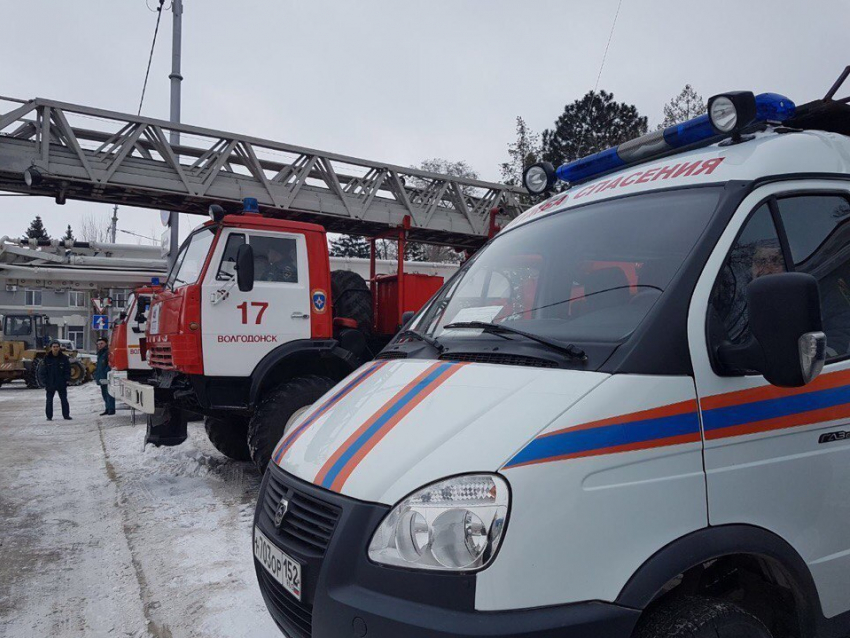 Пожарные автоцистерны, реанимобили и передвижные лаборатории выстроились в колонну возле театральной школы в Волгодонске 