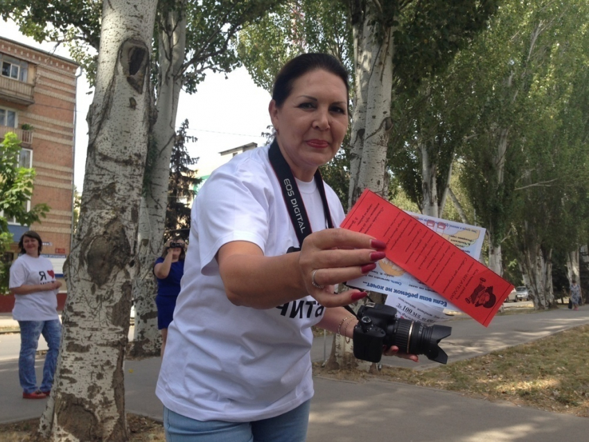 Чтобы привлечь читателей, сотрудники Центральной библиотеки Волгодонска  раздают листовки на улицах  