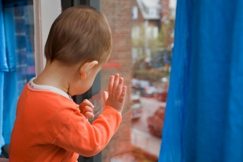 В Волгодонске 3-летний ребенок выпал из окна, пока мама купалась в ванной 