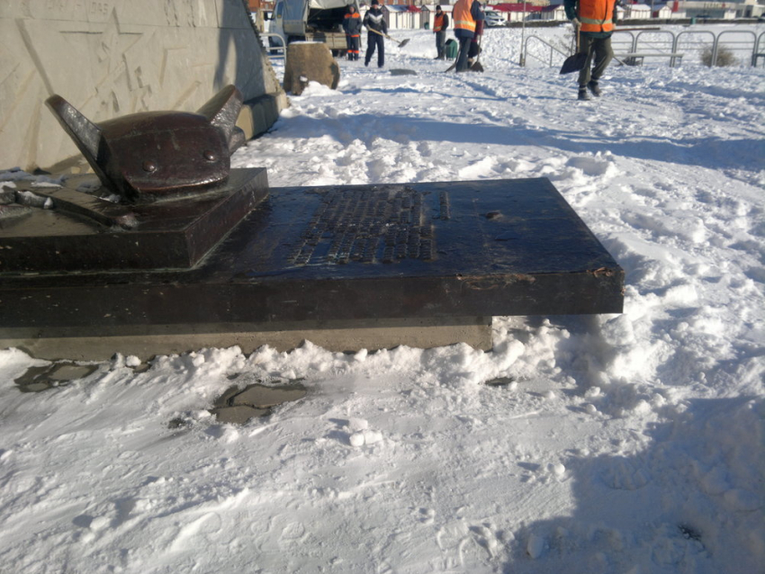 В Волгодонске вандалы на автомобиле врезались в памятник Якову Бакланову