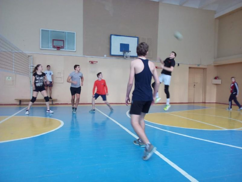Захватывающие матчи по мини-футболу и волейболу провела казачья молодежь Волгодонска 