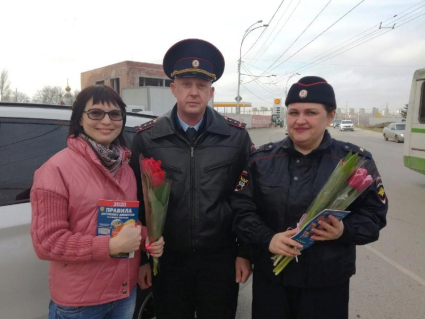 Автолюбительниц Волгодонска инспекторы ДПС поздравили с наступающим 8 марта 