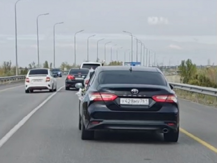 Выезжали на встречную полосу, блокировали проезд: действия водителей свадебного кортежа на цимлянской трассе возмутили волгодонцев