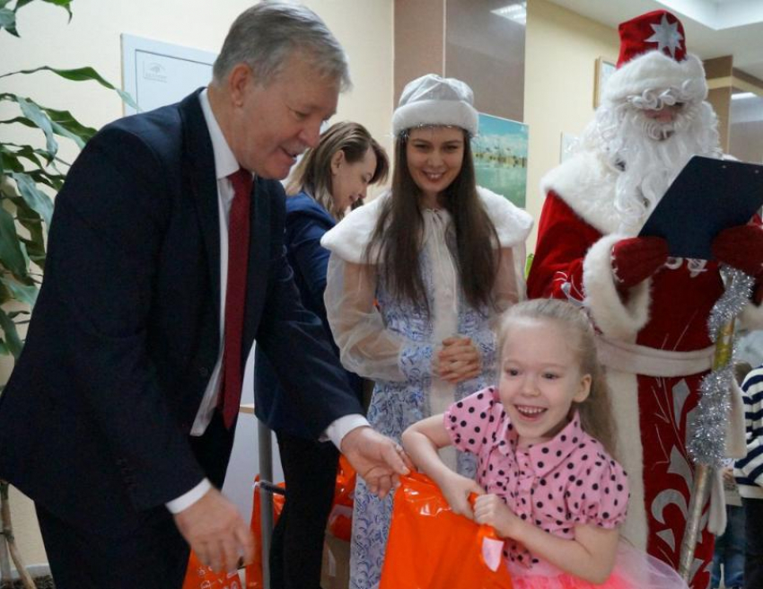 Праздник с Дедом Морозом, Снегурочкой и подарками устроили в Волгодонске для детей Донбасса
