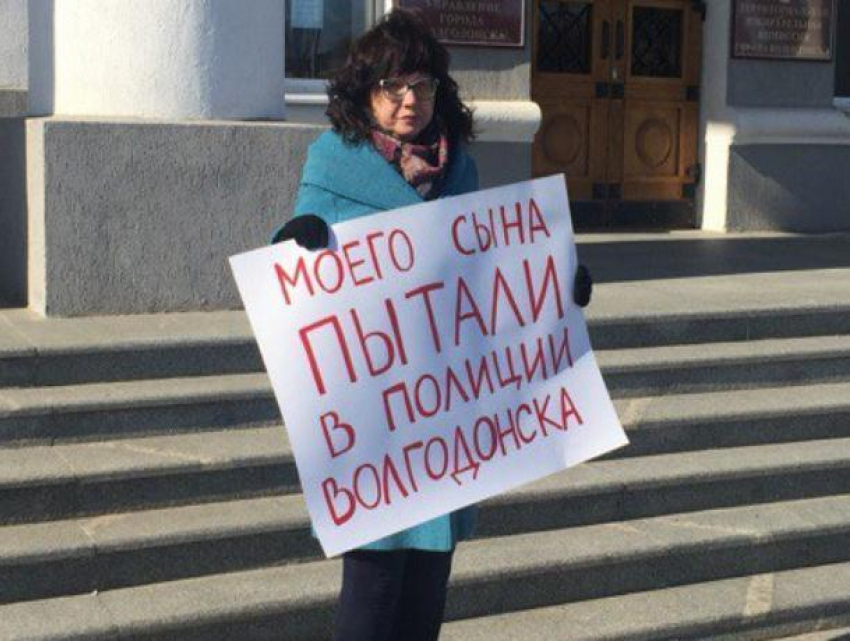 «Моего сына пытали в полиции»: мать Сергея Мурашова вышла к мэрии Волгодонска 
