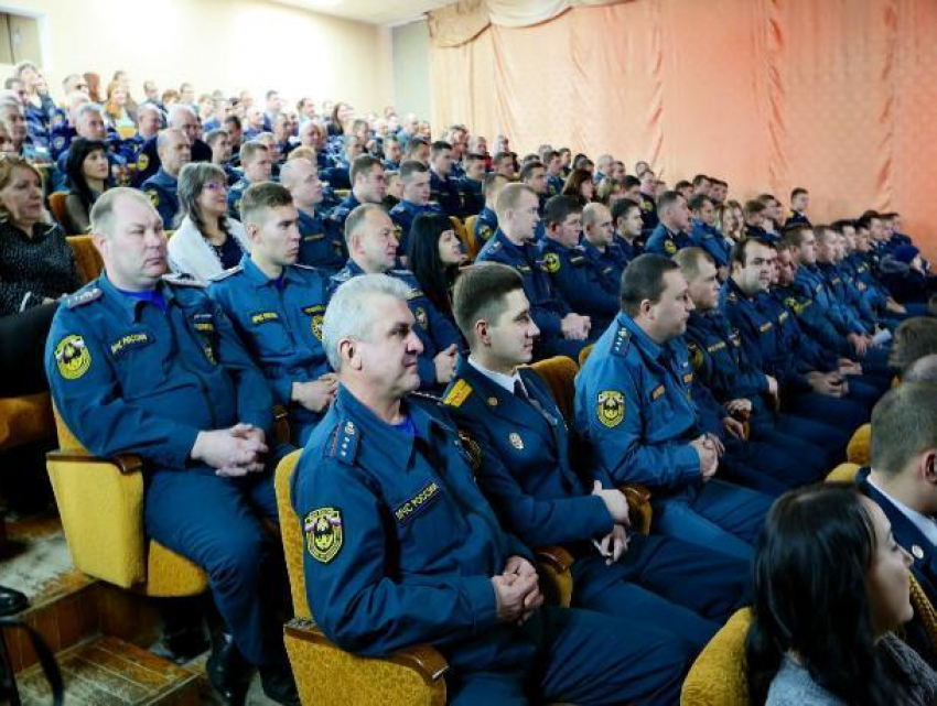 Десятки сотрудников МЧС Волгодонска были награждены памятными наградами 