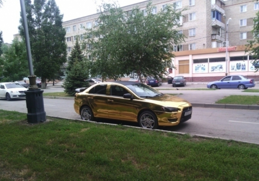 В Волгодонске появился золотой автомобиль