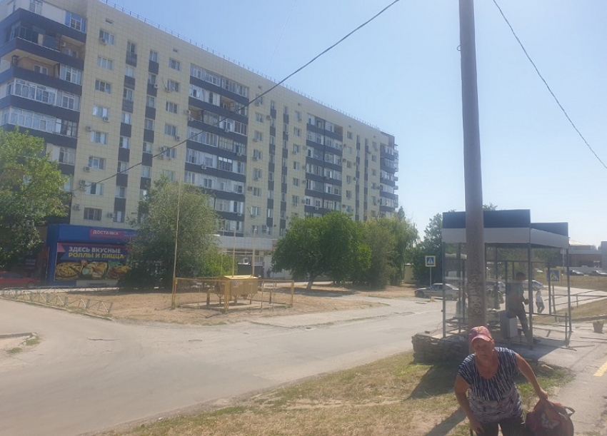 Улетевшую на улице Горького  в результате шторма остановку наконец-то закрепили