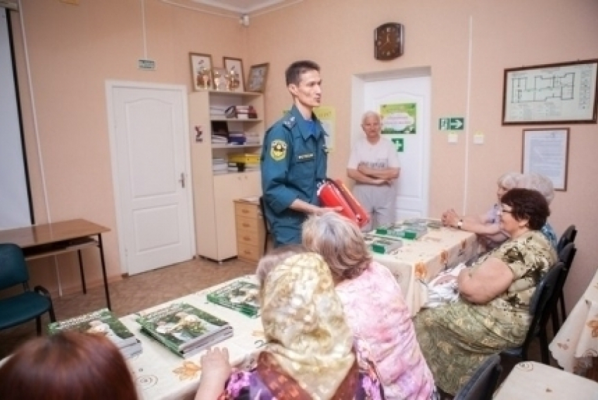 В Волгодонске пенсионерам рассказали об основах работы с огнетушителем