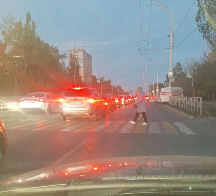 Гигантская пробка образовалась на одной из самых оживленных улиц Волгодонска 