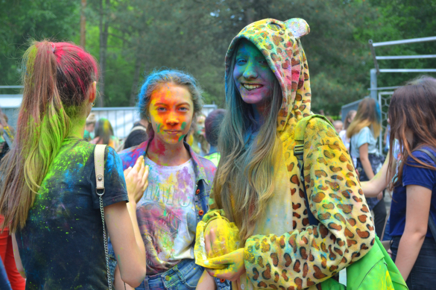 Непогода не помешала молодежи собраться на фестивале красок Холи в Волгодонске