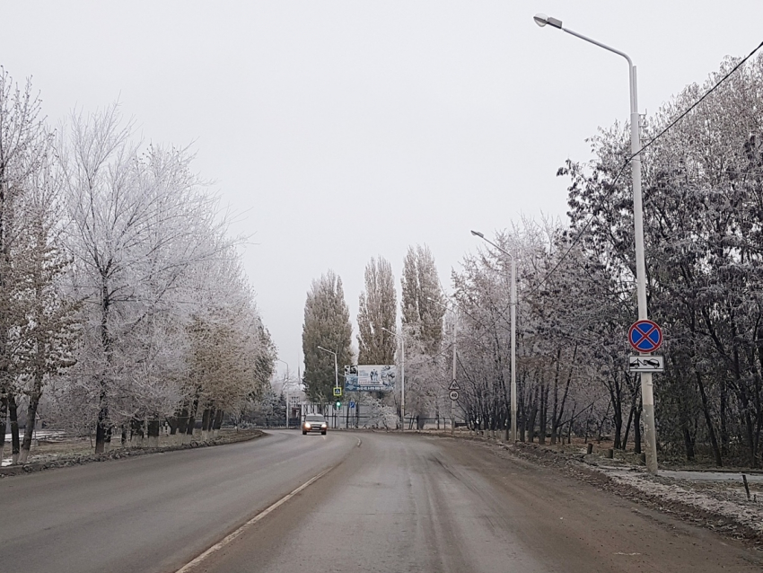 12 единиц техники всю ночь боролись со снегом и наледью на дорогах Волгодонска