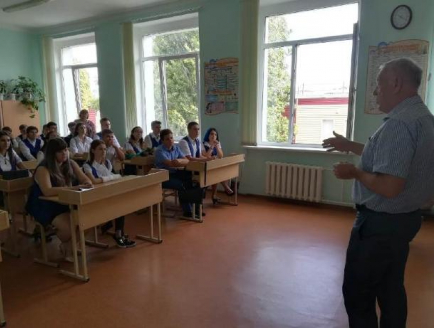 Выпускник школы №8 Виктор Дорохов провел в родной школе «Урок России» 