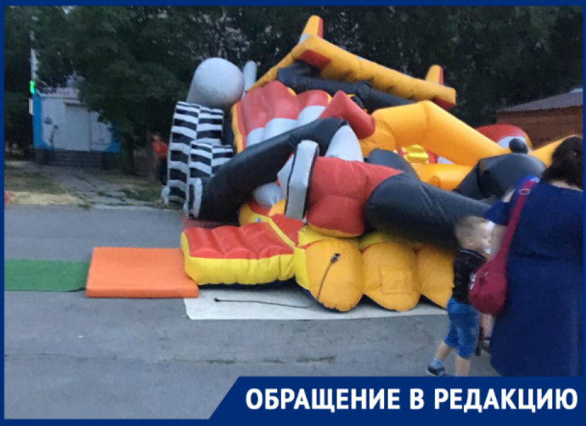 Надувной детский батут на «Комсомольце» сложился, когда там играли дети 