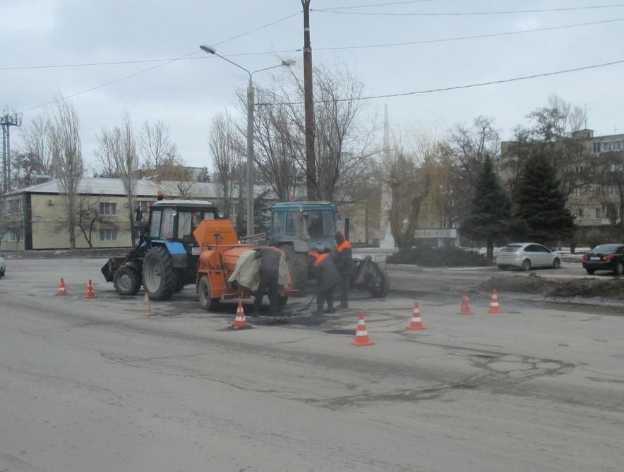 На дорогах Волгодонска начался ямочный ремонт