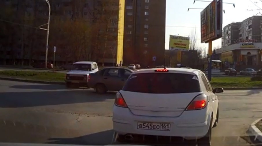 В Волгодонске водитель «Нивы» забыл поставить автомобиль на ручник, что из этого вышло — ВИДЕО