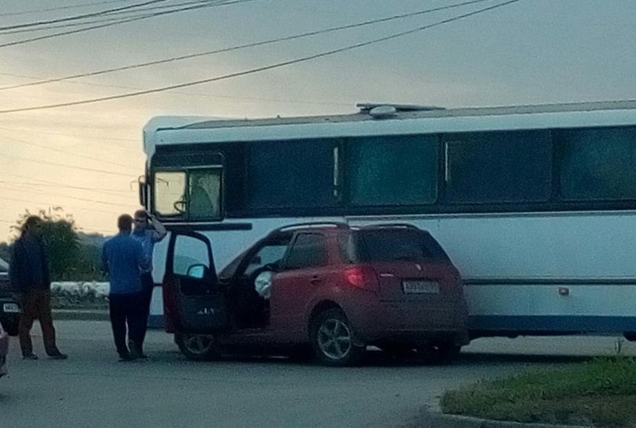 Автобус и иномарка попали в ДТП, не поделив поворот на Жуковском шоссе