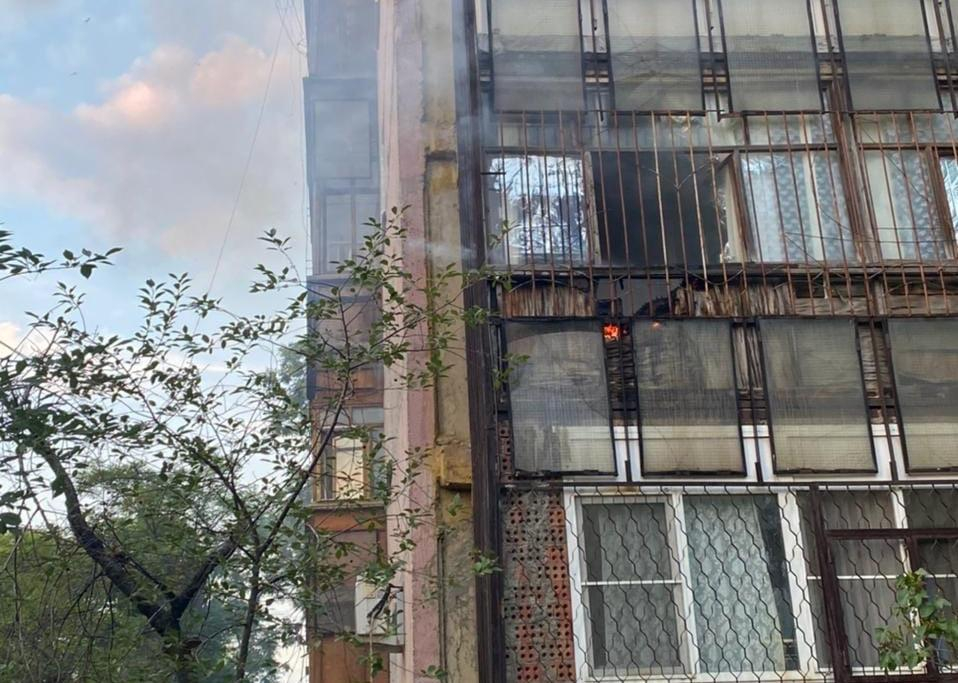 Прохожие помогли потушить загоревшийся балкон на улице Черникова в Волгодонске