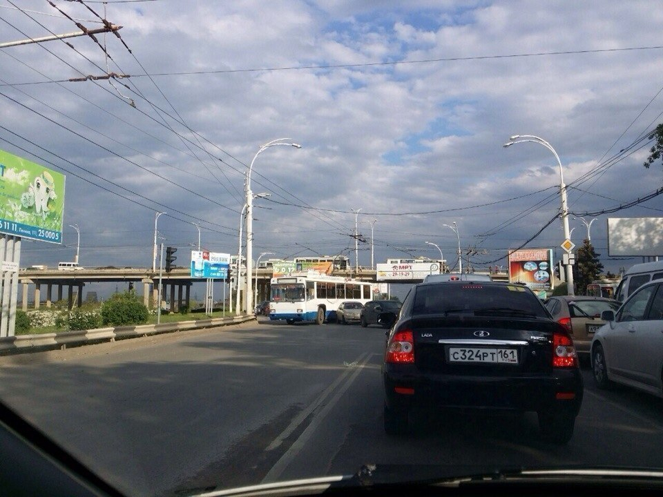 ДТП под путепроводом привело к транспортному коллапсу в Волгодонске