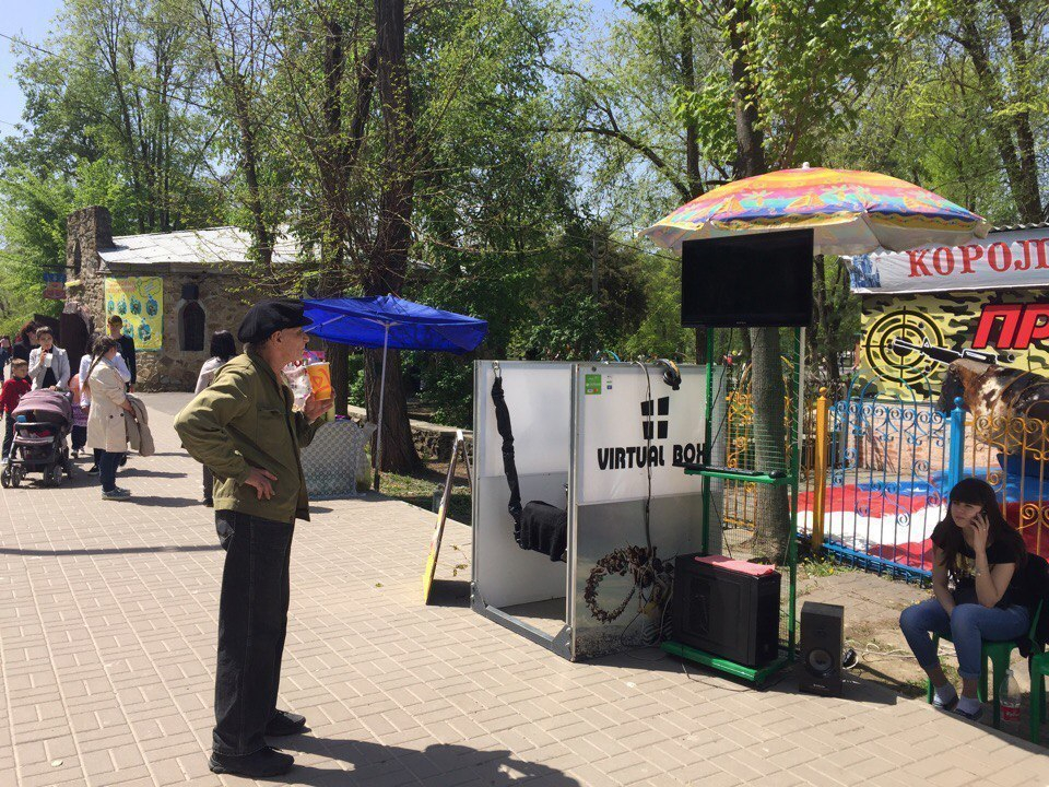 Сотни волгодонцев отметили Первомай в парке Победы катанием на аттракционах