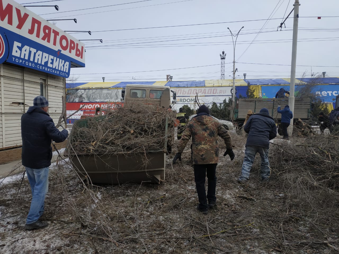 После ледяного дождя с улиц Волгодонска вывезли более тысячи кубометров  мусора