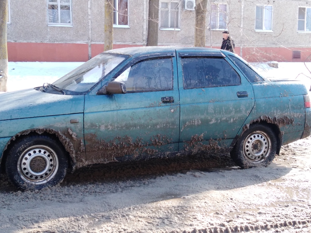 Припаркованные на обочине машины закидала грязью и снегом коммунальная  техника