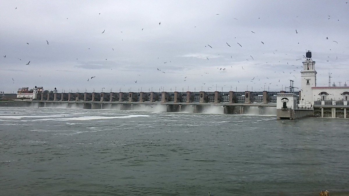 Рекордное количество воды сбрасывает Цимлянское водохранилище в Дон: ГЭС  приоткрыла 14 шандор