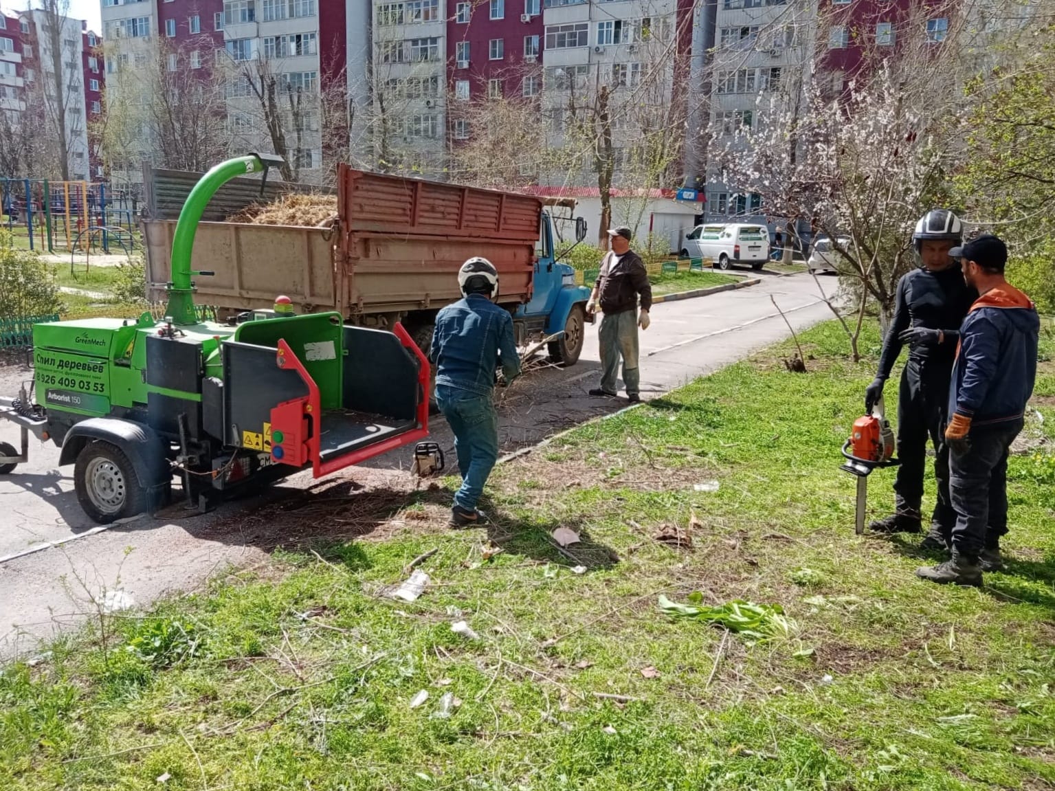 В Волгодонске управляющая компания «Уют» проводит большую уборку в своих  микрорайонах