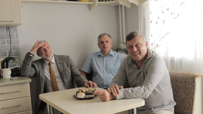 Алексей Журавлев посетил семью, которой помог получить новую квартиру
